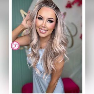 BNWT Chelsey Smith Crowns Naomi Wig – Apricot – Standard – 23” Lace Front